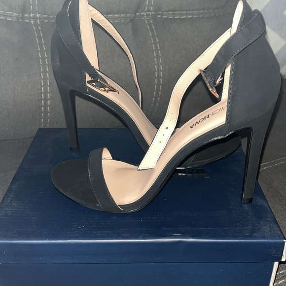 Black heels - Picture 3 of 4